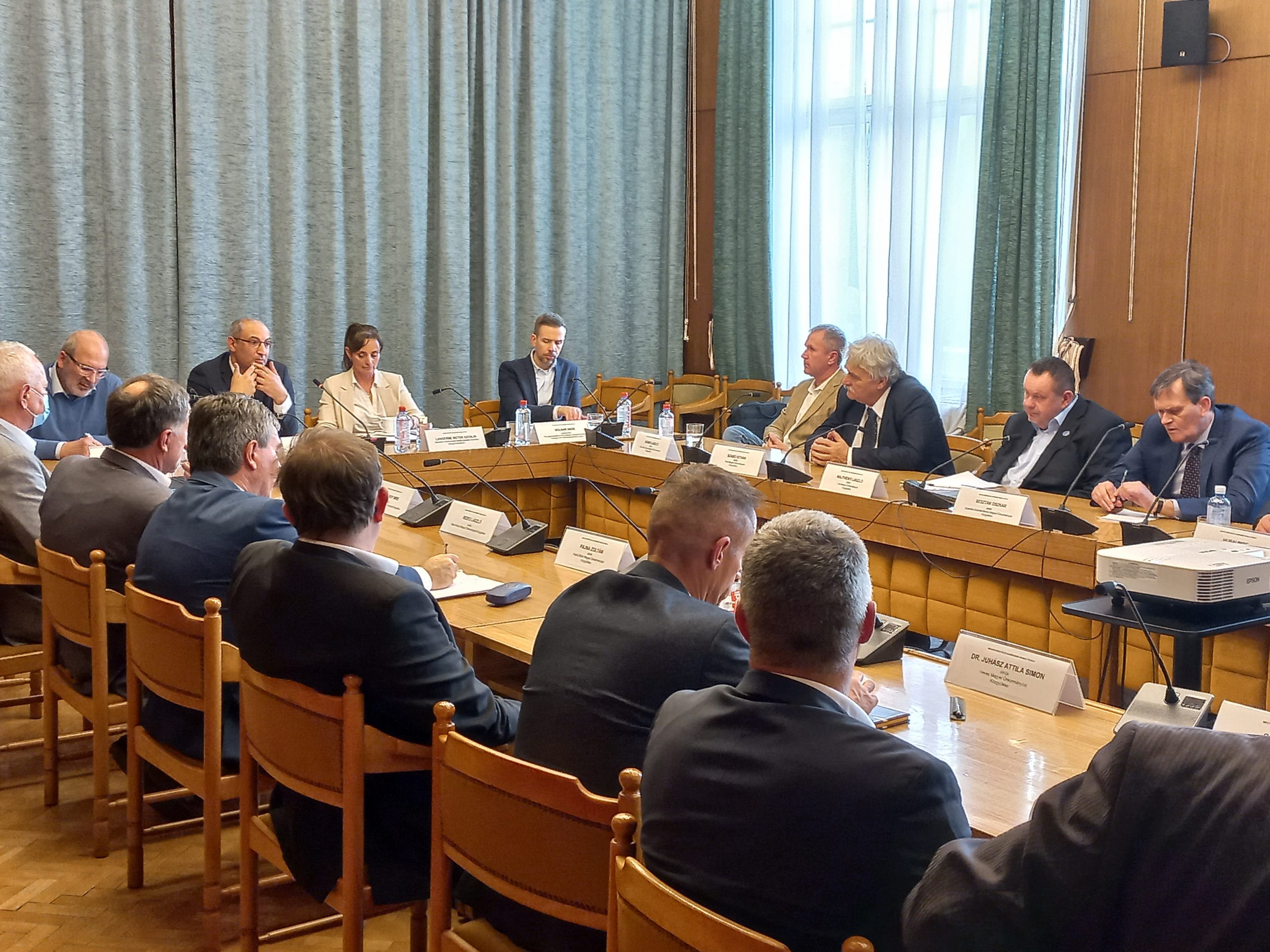 Sztojka Attila roma kapcsolatokért felelős kormánybiztos,a Belügyminisztérium Társadalmi Esélyteremtési Főigazgatóság főigazgatója és Langerné Victor Katalin, a Belügyminisztérium társadalmi felzárkózásért felelős helyettes államtitkára